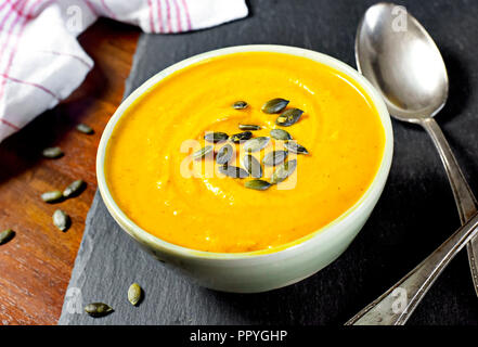 Hokkaido oder butternut Kürbis-Suppe mit Curry und Samen. Köstliches herbst Teller, Ansicht von oben. Stockfoto