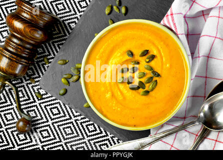 Hokkaido oder butternut Kürbis-Suppe mit Curry und Samen. Köstliches herbst Teller, Ansicht von oben. Stockfoto