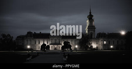 Nacht Landschaft mit Schloss Festetics in Keszthely, Ungarn Stockfoto