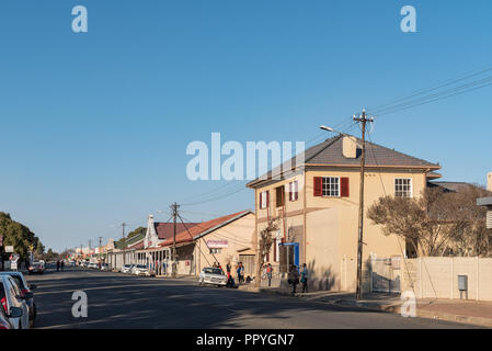 BRANDFORT, SÜDAFRIKA, August 2, 2018: eine Straße, Szene, mit Unternehmen, Fahrzeuge und Personen, die in Brandfort in der Provinz Freistaat Provinz an Sun Stockfoto