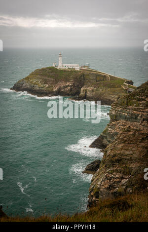 South Stack Leuchtturm auf Holy Island, Anglesey, Wales, Großbritannien Stockfoto
