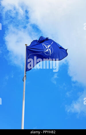 Vilnius, Litauen - 3. September 2015: Flagge der NATO durch den Wind winken Stockfoto