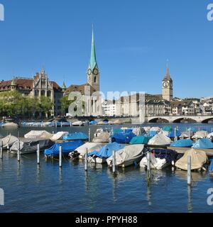 Boote an der Limmat und Fraumünster, Szene in Zürich. Stockfoto