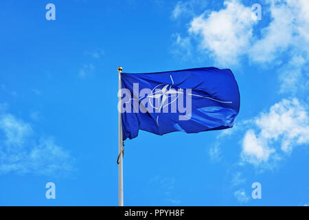 Vilnius, Litauen - 3. September 2015: Flagge der NATO im Wind wehende Stockfoto