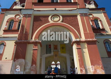 Neue Athos, Abkhazia-July 29, 2014: Die Architektur des alten Klosters gegen den blauen Himmel. Stockfoto