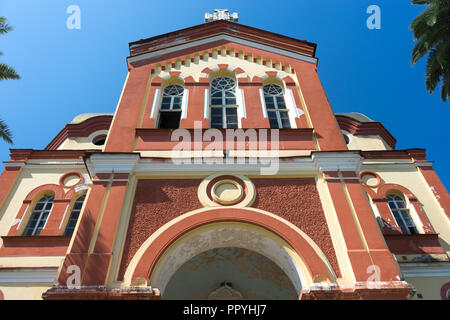 Neue Athos, Abkhazia-July 29, 2014: Die Architektur des alten Klosters gegen den blauen Himmel. Stockfoto