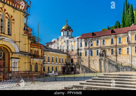 Neue Athos, Abkhazia-July 29, 2014: Die Architektur des alten Klosters gegen den blauen Himmel. Stockfoto