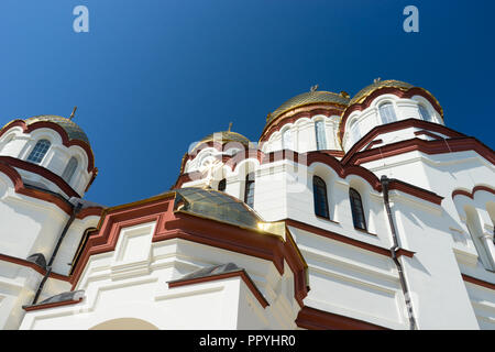 Neue Athos, Abkhazia-July 29, 2014: Die Architektur des alten Klosters gegen den blauen Himmel. Stockfoto