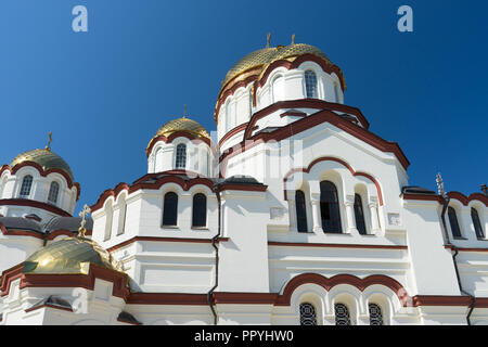 Neue Athos, Abkhazia-July 29, 2014: Die Architektur des alten Klosters gegen den blauen Himmel. Stockfoto