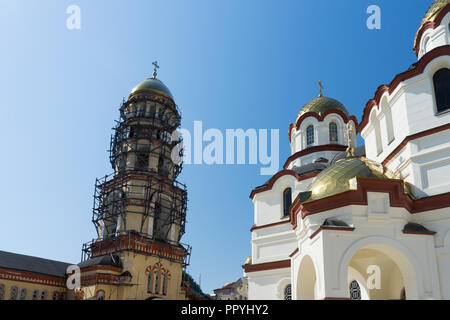 Neue Athos, Abkhazia-July 29, 2014: Die Architektur des alten Klosters gegen den blauen Himmel. Stockfoto