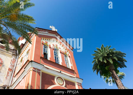 Neue Athos, Abkhazia-July 29, 2014: Die Architektur des alten Klosters gegen den blauen Himmel. Stockfoto