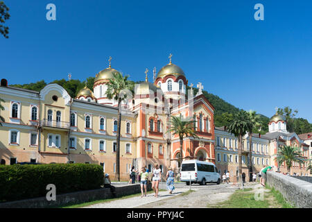 Neue Athos, Abkhazia-July 29, 2014: Die Architektur des alten Klosters gegen den blauen Himmel. Stockfoto