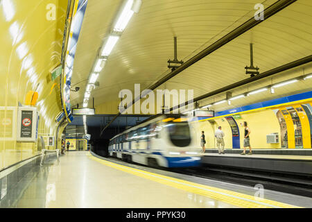 Zug durch Lavapies Metro Station in Madrid, Spanien Stockfoto