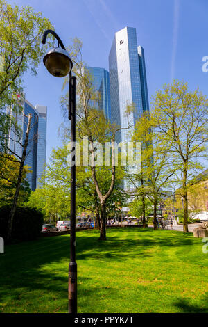 Blick von unten auf die Türme der Hauptsitz der Deutschen Bank in Frankfurt/Main, Frankfurt, Deutschland, 20. April 2018 Stockfoto