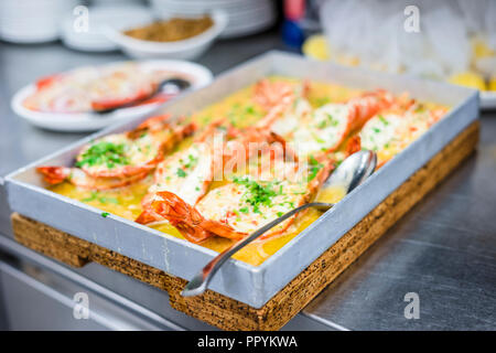 Gebackene Tiger Shrimps in einer Butter Soße auf Ofen - pan Stockfoto