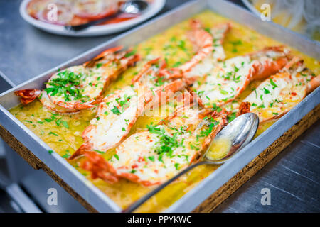 Gebackene Tiger Shrimps in einer Butter Soße auf Ofen - pan Stockfoto