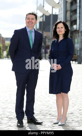 Finanzminister österlichen Donohoe (links) und prominenten Zusammen für Ja spoiler Deirdre Duffy während einer Pressekonferenz in Smithfield, Dublin, wie Fine Gael bestätigte, dass Duffy der Minister ist auf allgemeine Wahl Ticket der Partei in der Dublin Central Wahlkreis. Stockfoto