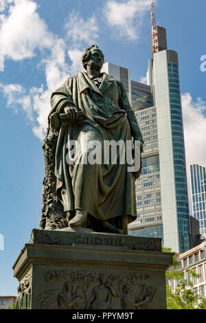 Frankfurt, Deutschland, 3. Juni - 2018, Denkmal von Johann Wolfgang Goethe am Goetheplatz in Frankfurt in der Innenstadt mit einem modernen Business Gebäude i Stockfoto