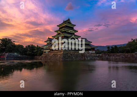 Schloß Matsumoto bei Sonnenuntergang Stockfoto