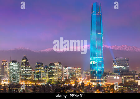 Bankenviertel Skyline mit Los Andes Berge im Rücken, Las Condes, Santiago de Chile Stockfoto