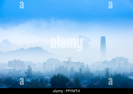 Nebel über Las Condes in Santiago de Chile Stockfoto