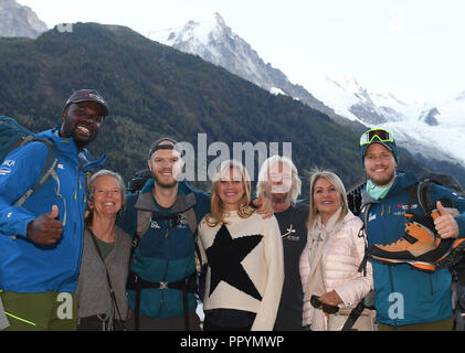 Sir Richard Branson stellt für eine Familie Foto, bevor Sie den Mont Blanc in den Alpen, in der letzten Phase der Jungfrau Bemühen Herausforderung zu klettern. Stockfoto