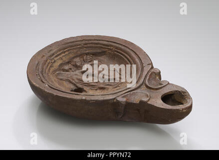 Lampe, Anatolien; 1. bis 4. Jahrhundert; Terracotta; 2 x 7 x 10 cm, 13,16 x 2 3,4 x 3 15,16 in Stockfoto