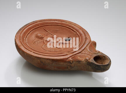 Lampe, Anatolien; 1. bis 4. Jahrhundert; Terracotta; 2,5 x 7,5 x 10,2 cm, 1 x 2 15,16 x 4 Stockfoto