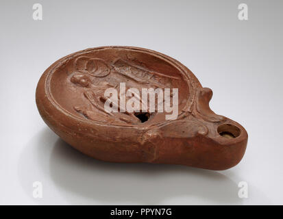 Lampe, Anatolien; 1. bis 4. Jahrhundert; Terracotta; 2,6 x 7,5 x 10 cm, 1 x 2 x 3 15,16 15,16 in Stockfoto