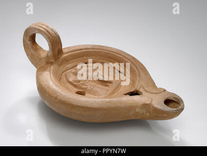 Lampe, Anatolien; 1. bis 4. Jahrhundert; Terracotta; 2,5 x 7 x 11 cm, 1 x 2 3,4 x 4 5,16 in Stockfoto