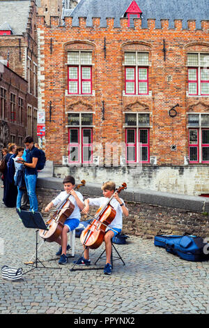 Zwei junge Musiker Cello spielen im historischen Zentrum - Brügge, Belgien Stockfoto