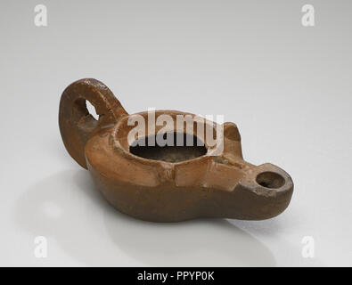 Lampe, Köln, Deutschland; 1. Jahrhundert v. Chr. - 4. A. D; Terracotta; 2,6 x 5,5 x 10,5 cm, 1 x 2 3,16 x 4 1,8 in Stockfoto