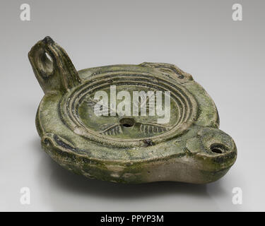 Lampe, Mainz, Deutschland; 1. Jahrhundert v. Chr. - 4. A. D; Terracotta mit grüner Glasur; 3,2 x 10,5 x 13,1 cm Stockfoto