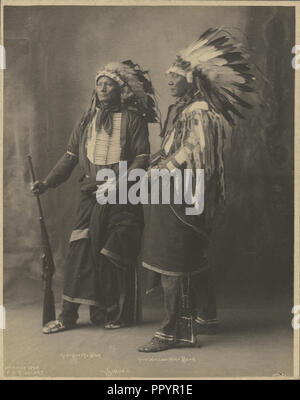 Chief geht an Krieg und Chief Hollow Horn Bear, Sioux; Adolph F. Muhr, Amerikanische, gestorben 1913, Frank A. Rinehart American, 1861 Stockfoto