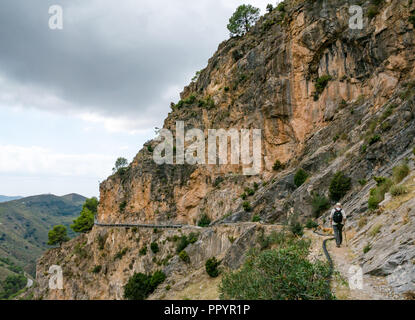 Ältere Mann, der Panama Hut zu Fuß auf den Berg Schlucht weg, Sierras de Tejeda Naturpark, Axarquia, Andalusien, Spanien Stockfoto