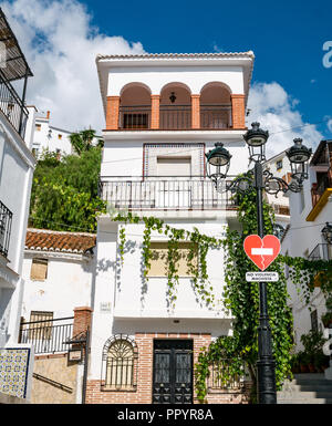 Hübsche weiße Häuser mit Null Toleranz gegen häusliche Gewalt Zeichen in Spanisch, Canillas de Acientuna, Axarquia, Andalusien, Spanien Stockfoto