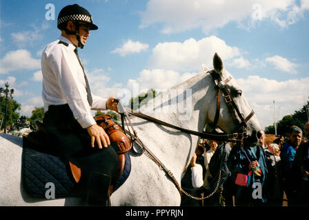 Mounted Police Officer zu Pferd außerhalb des Buckingham Palace London 1995 Stockfoto