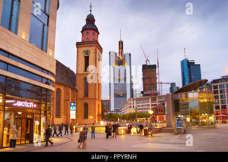 FRANKFURT AM MAIN, Deutschland - September 02, 2018: Die Menschen in Frankfurt City Centre Street in der Dämmerung. Frankfurt ist der großen finanziellen Zentrum der Eu Stockfoto