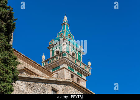 Autiful anzeigen. Turm des Klosters in Valldemossa. In der Nähe der Sierra de Tramuntana. Stockfoto