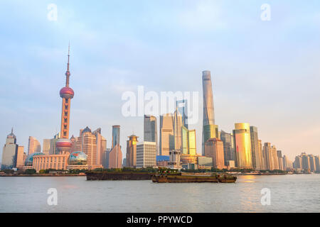 Skyline von Shanghai mit moderner Architektur bei Sonnenuntergang, rostigen Schuten durch Stadt Damm, China Stockfoto