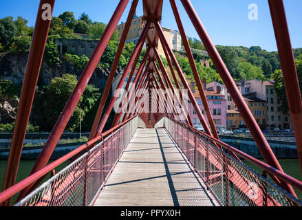 Blick auf Metall Fußgängerbrücke über den Fluss Saone in Lyon Frankreich Stockfoto