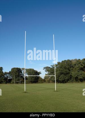 Rugby Beiträge mit Abend blauer Himmel hinter Stockfoto