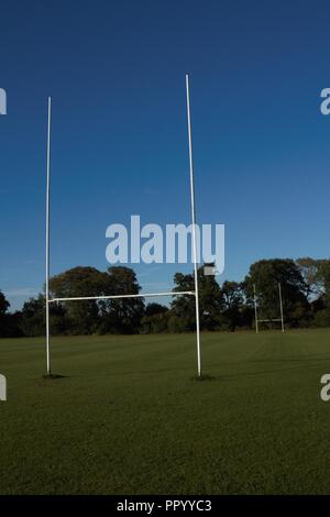 Rugby Beiträge mit klarem, blauen Himmel am Abend Stockfoto