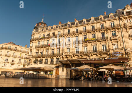 Stil Belle Epoque Gebäude im Haussmann-Stil Grenze der zentralen Place de la Comédie in Montpellier, Südfrankreich. Stockfoto