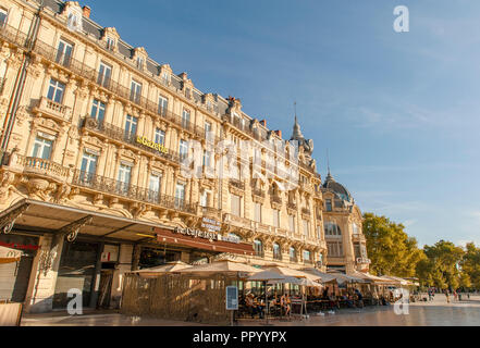 Stil Belle Epoque Gebäude im Haussmann-Stil Grenze der zentralen Place de la Comédie in Montpellier, Südfrankreich. Stockfoto