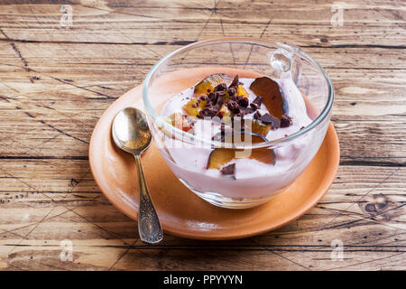 Joghurt mit Müsli und Beeren in kleinen Glas. Stockfoto