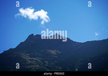 Berge im Nebel fotografiert auf einer Passstraße in Österreich im Herbst Stockfoto