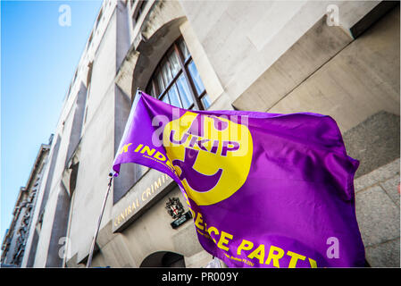 UKIP Flagge wie Tommy Robinson AKA Stephen Yaxley Lennon in der Zentralen Strafgerichtshof (Old Bailey) erschien, London wegen Missachtung des Gerichts. Stockfoto