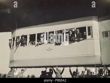 Der Blimp Gondel; Fédèle Albert, Italienisch, 1895 - 1930, Italien; 1914 - 1929; gelatin silver Print; 11,6 x 12 cm, 4 9,16 x 4 3,4 in Stockfoto