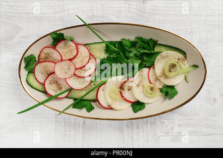 Rettich Salat mit grünen auf einem Tablett. Der Blick von oben Stockfoto